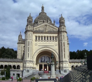 Vorderansicht des Hauptgebäudes der Basilika Sainte-Thérèse de Lisieux, eigenes Foto, Lizenz: public domain/gemeinfrei