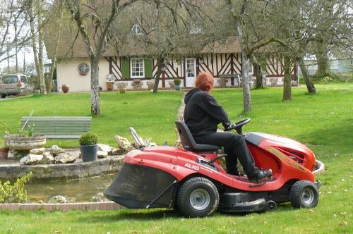 Careful stanze, don't drive the lawnmower into the pond. Photo by Alain Cardinal, all rights reserved.